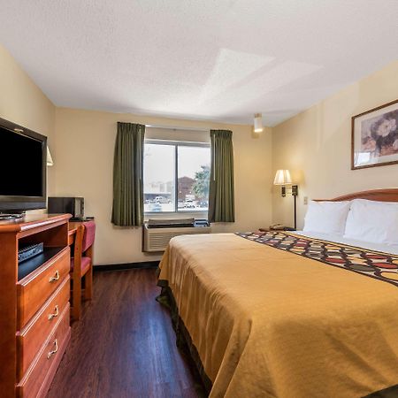Super 8 By Wyndham Denton Otel Dış mekan fotoğraf