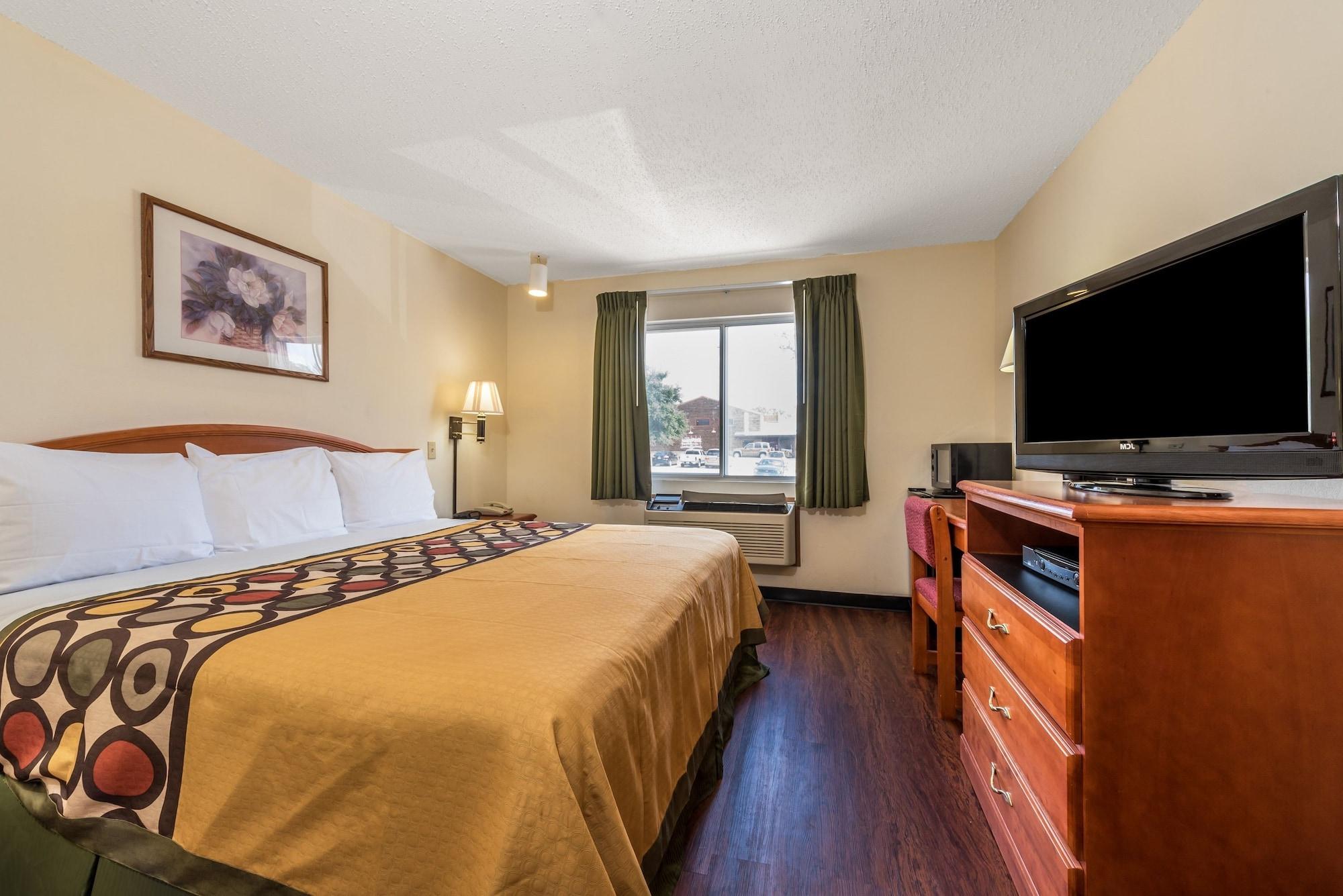 Super 8 By Wyndham Denton Otel Dış mekan fotoğraf