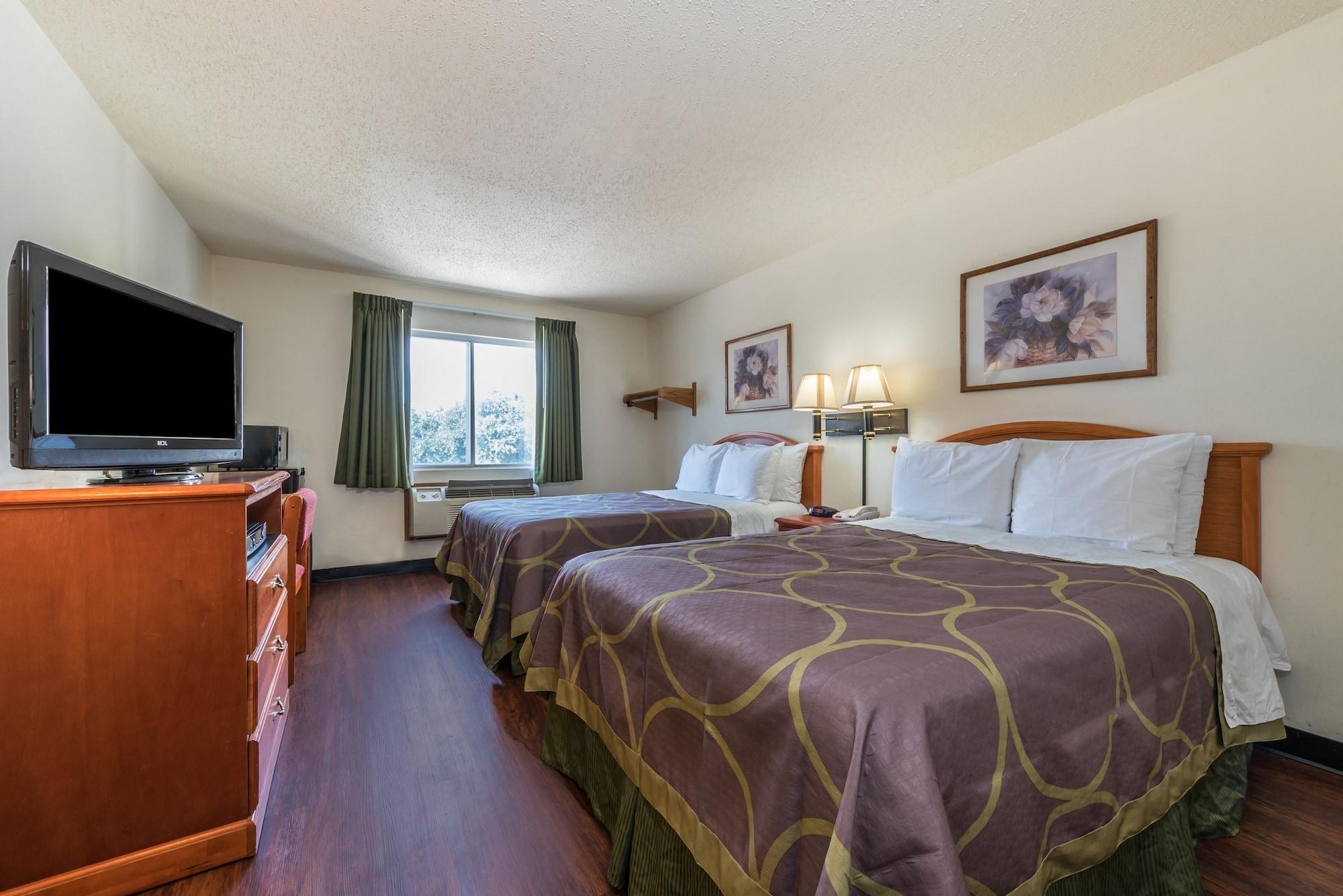 Super 8 By Wyndham Denton Otel Dış mekan fotoğraf