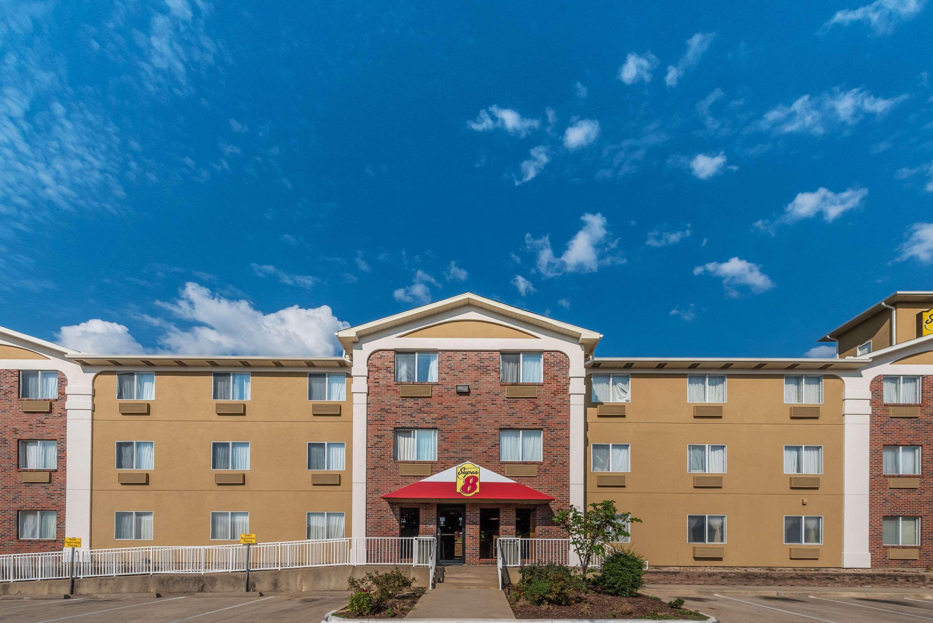 Super 8 By Wyndham Denton Otel Dış mekan fotoğraf