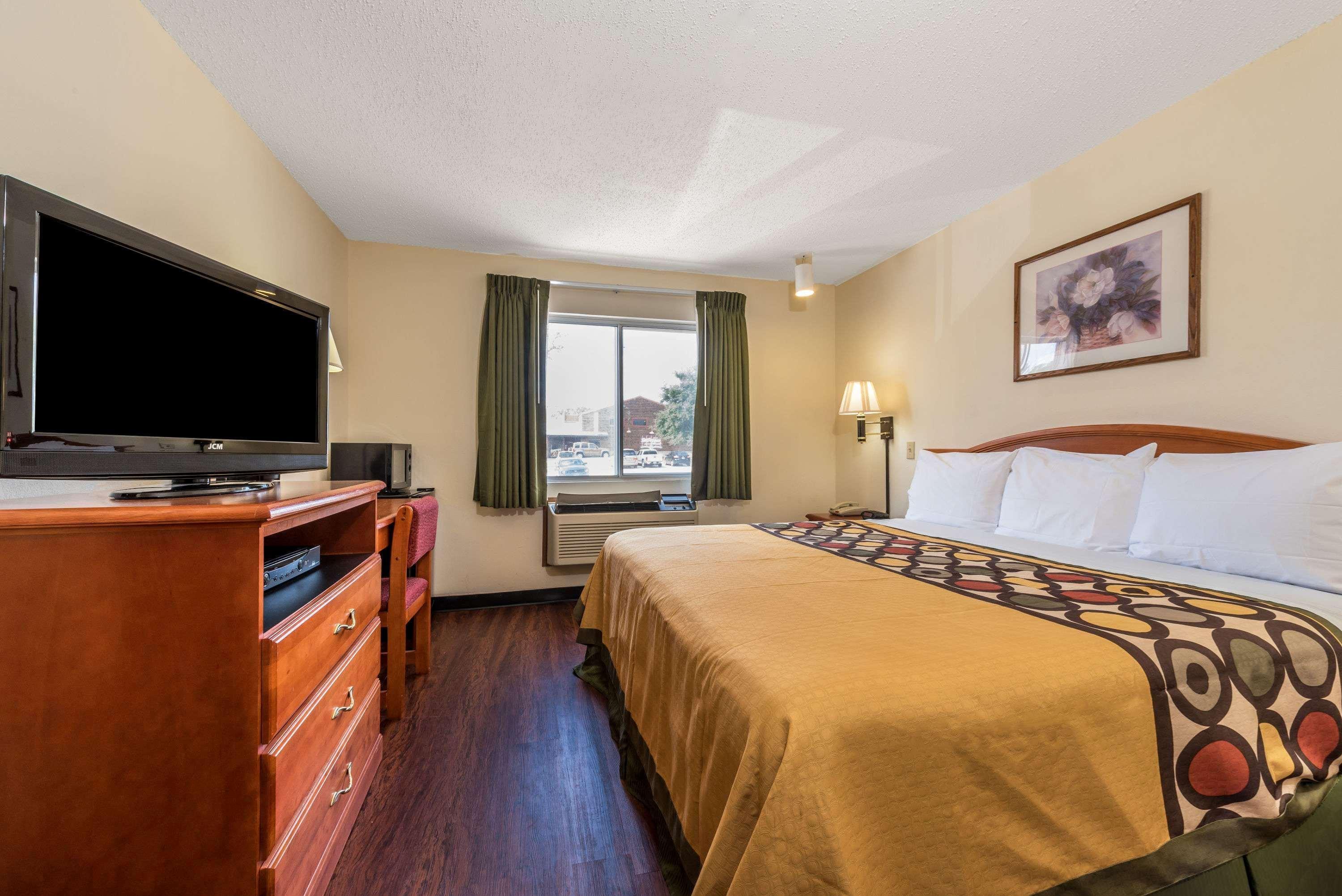 Super 8 By Wyndham Denton Otel Dış mekan fotoğraf
