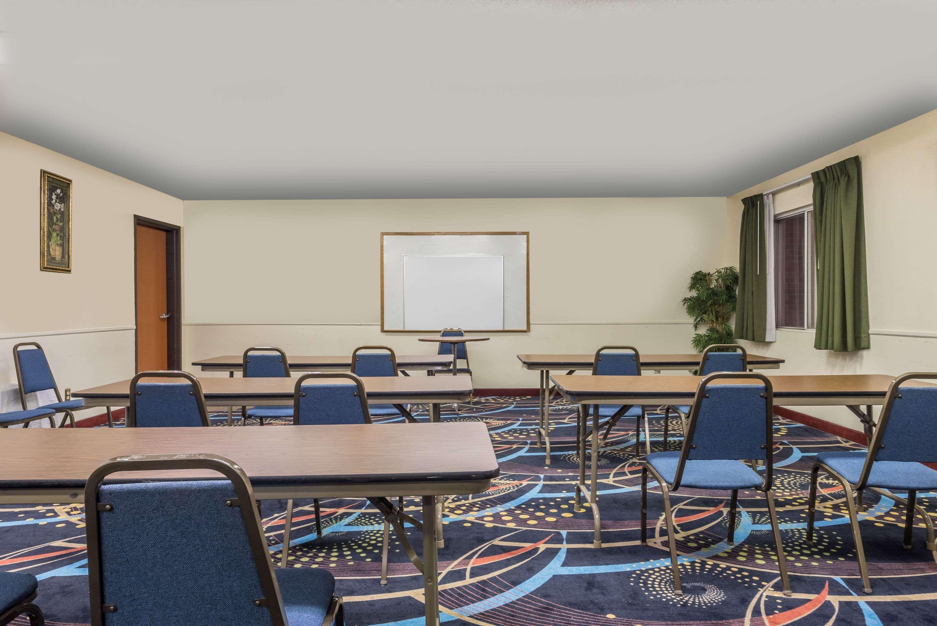 Super 8 By Wyndham Denton Otel Dış mekan fotoğraf
