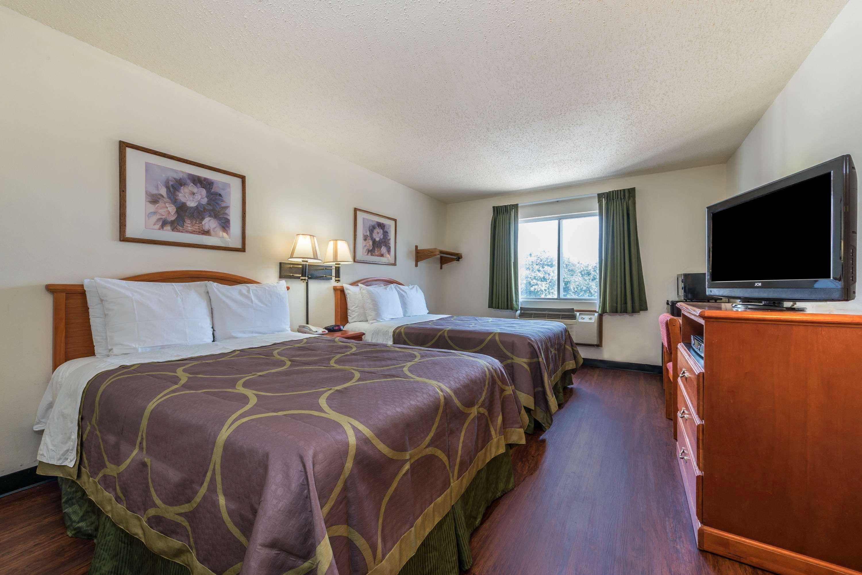 Super 8 By Wyndham Denton Otel Dış mekan fotoğraf