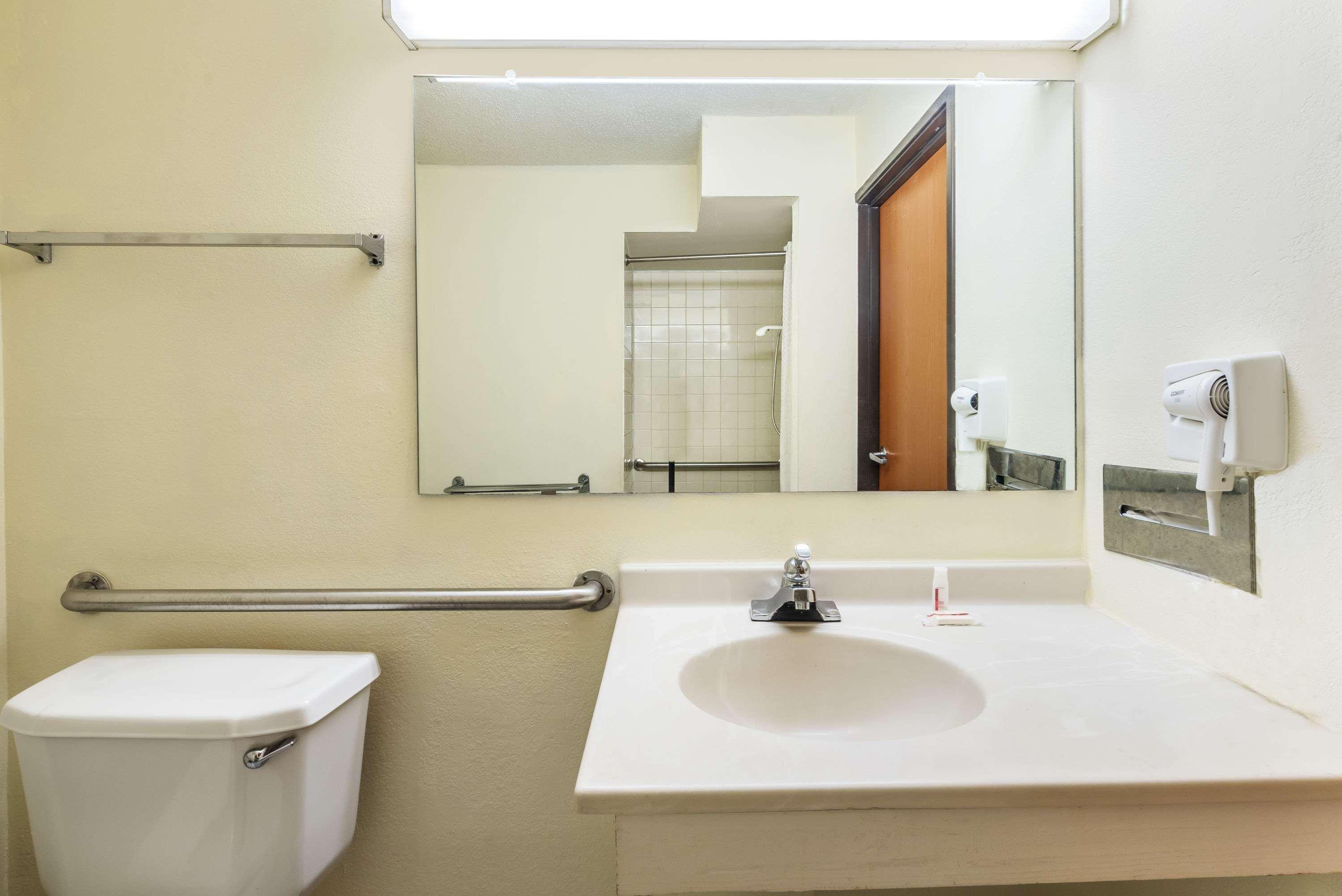 Super 8 By Wyndham Denton Otel Dış mekan fotoğraf
