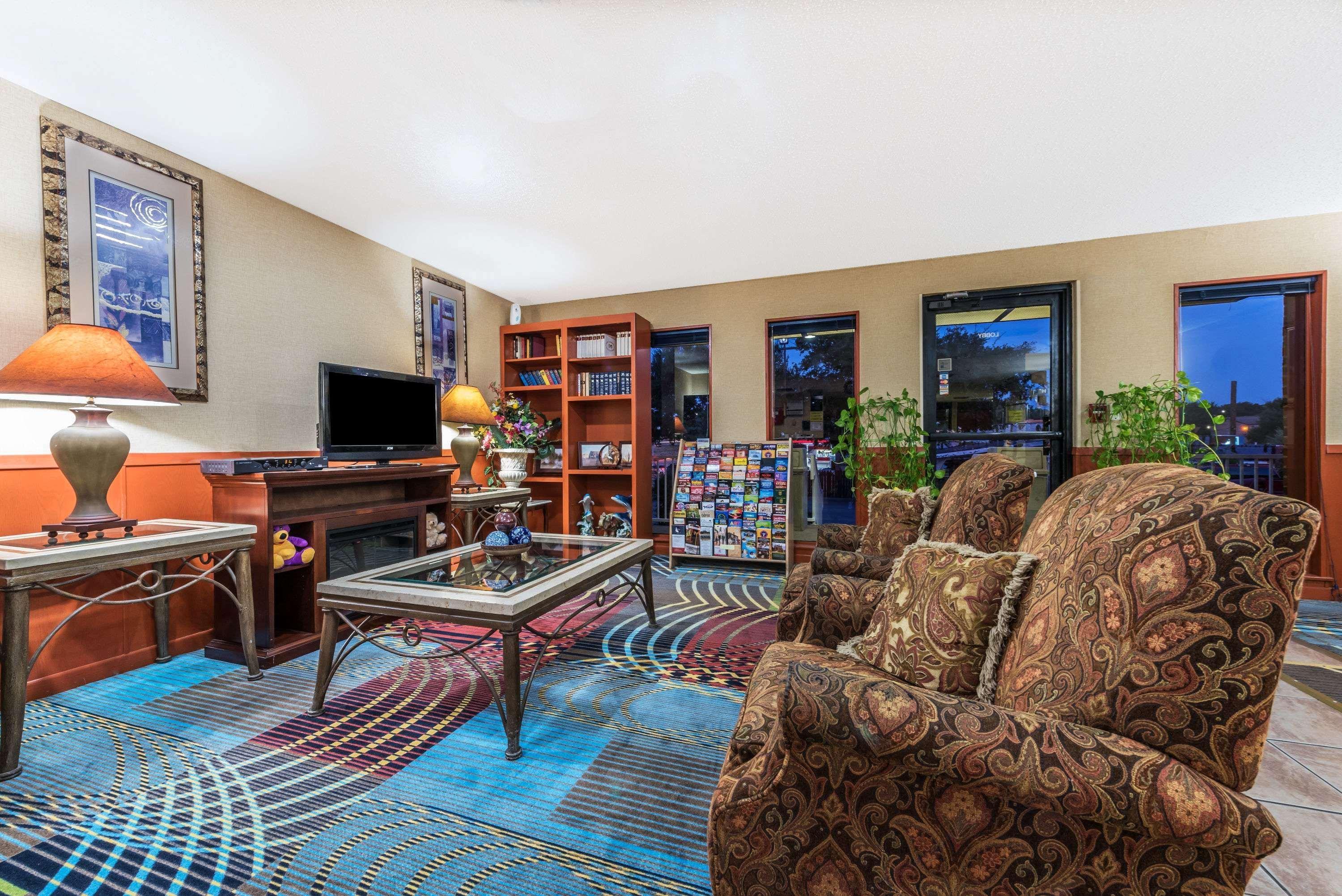 Super 8 By Wyndham Denton Otel Dış mekan fotoğraf