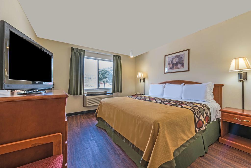 Super 8 By Wyndham Denton Otel Dış mekan fotoğraf