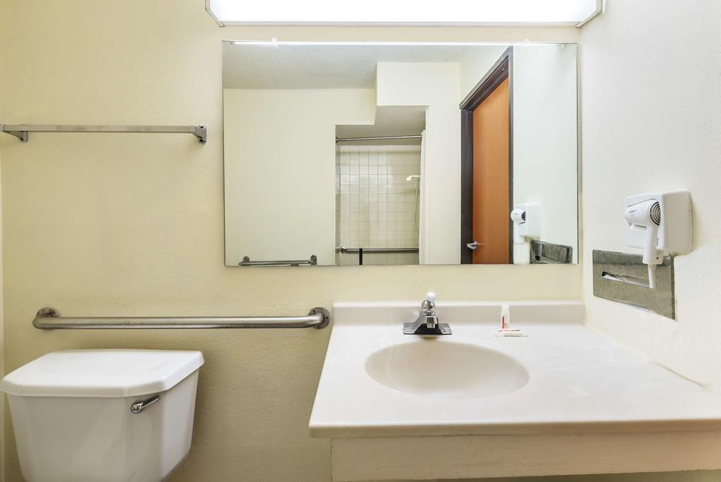 Super 8 By Wyndham Denton Otel Dış mekan fotoğraf