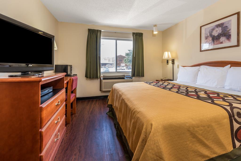 Super 8 By Wyndham Denton Otel Dış mekan fotoğraf