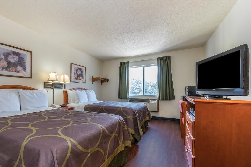 Super 8 By Wyndham Denton Otel Dış mekan fotoğraf