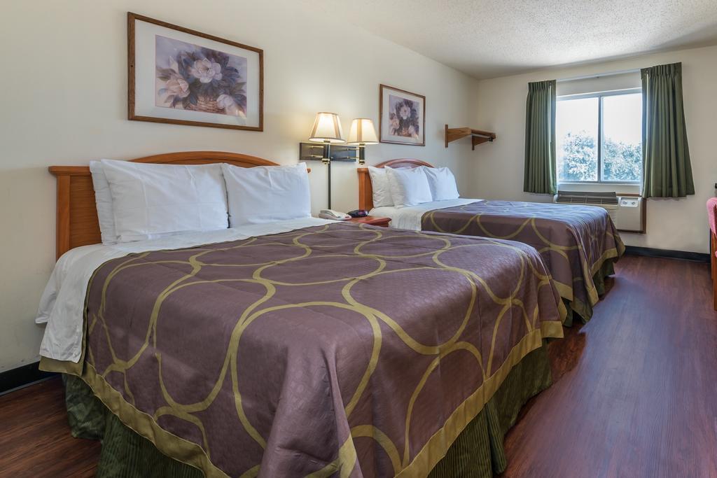 Super 8 By Wyndham Denton Otel Dış mekan fotoğraf