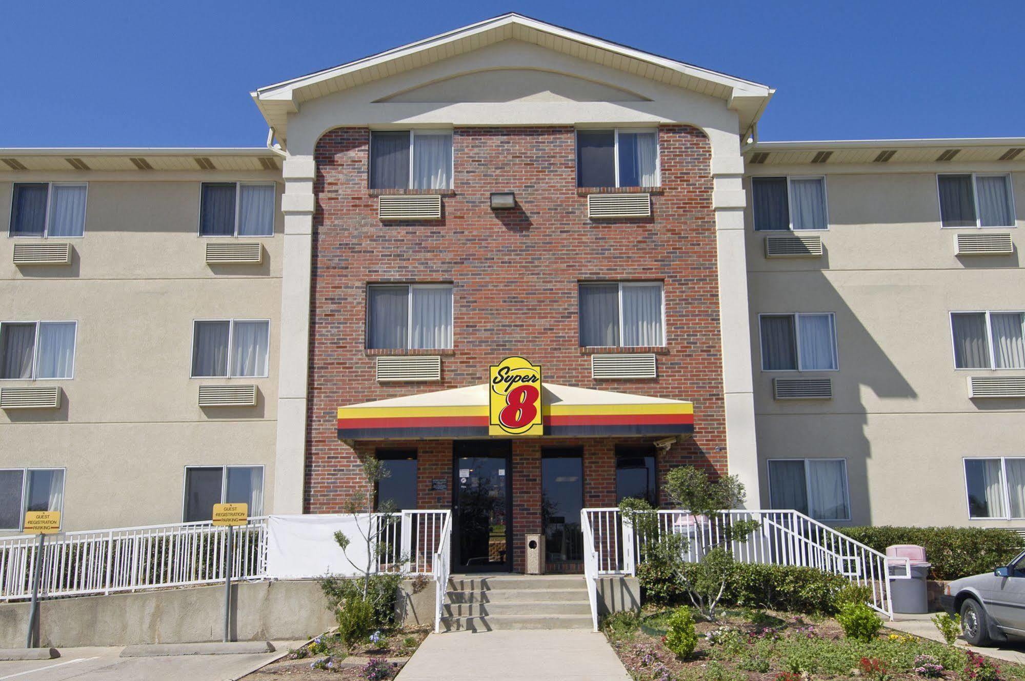 Super 8 By Wyndham Denton Otel Dış mekan fotoğraf